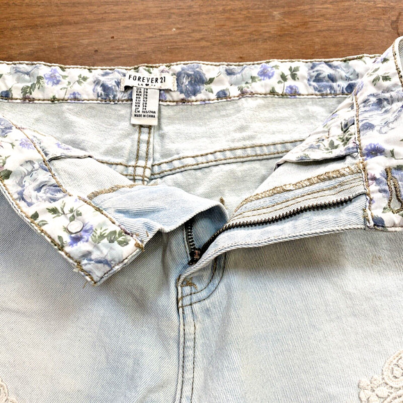 Forever 21 Size 29 High Rise Light Wash Cut Off Denim Jean Shorts Lace Details - Picture 5 of 8